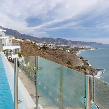 Bayview Hills, Luxury 2 Bedroom Apartment *