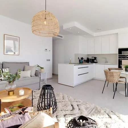 Bayview Hills, Luxury 2 Bedroom *